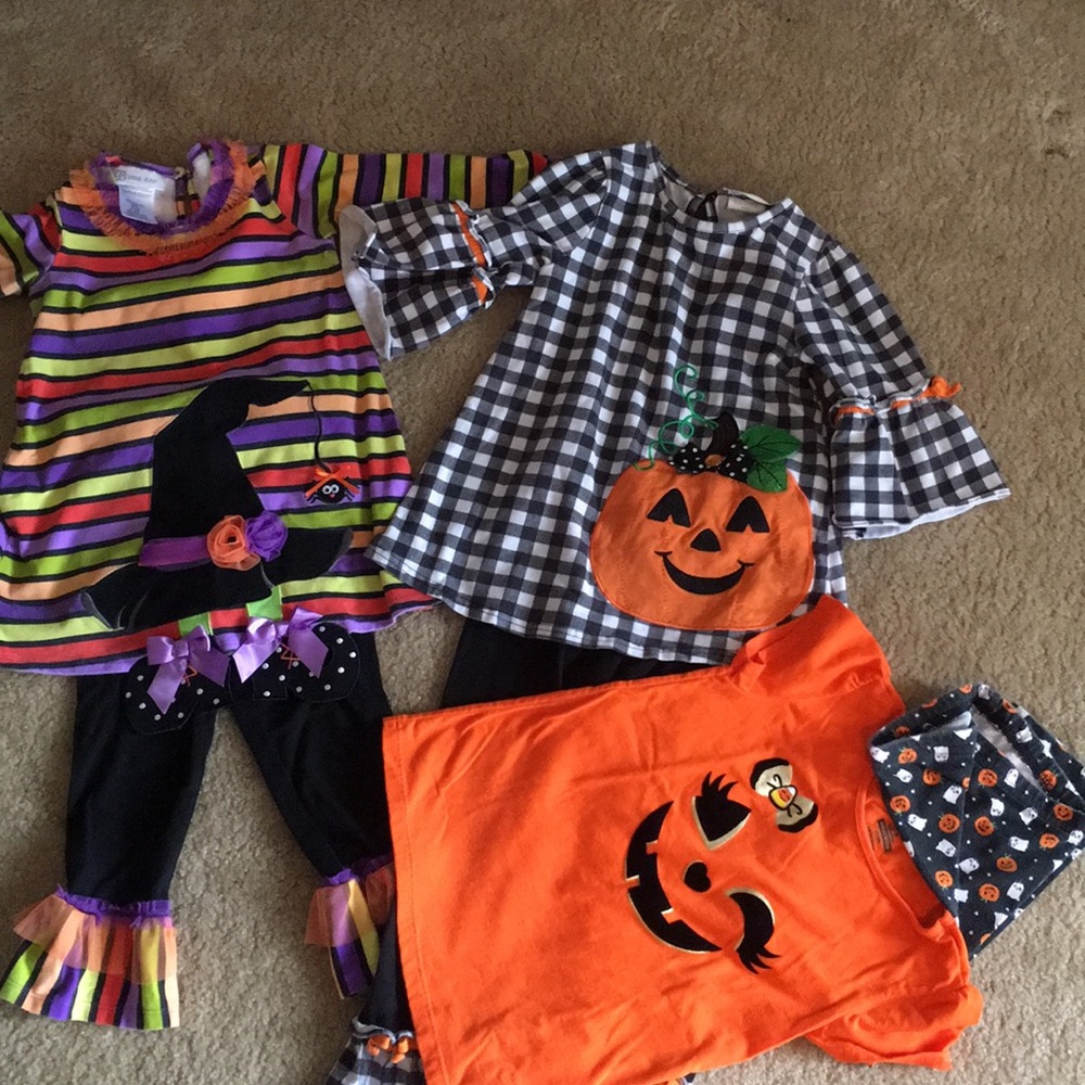 Bundle of Halloween outfits 5t (leggings and tops)
